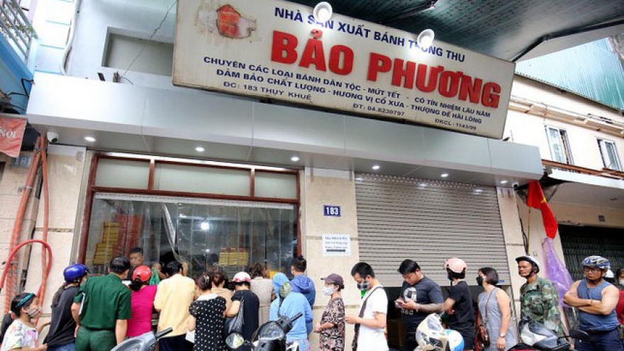 Hanoians queue for mooncakes as Mid-Autumn Festival approaches